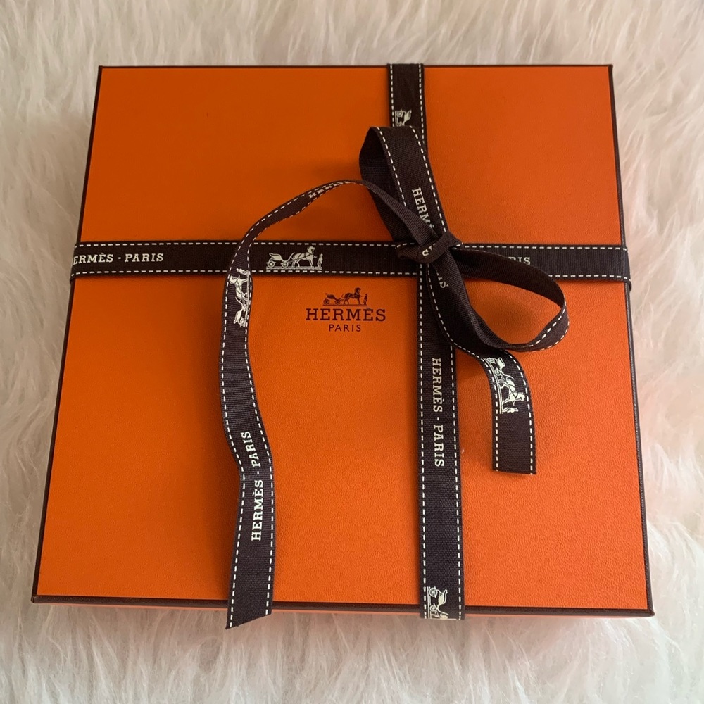Hermès box with ribbon